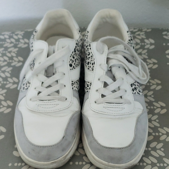 White and Gray Minimalist Sneakers with Retro Design - Picture 1 of 5